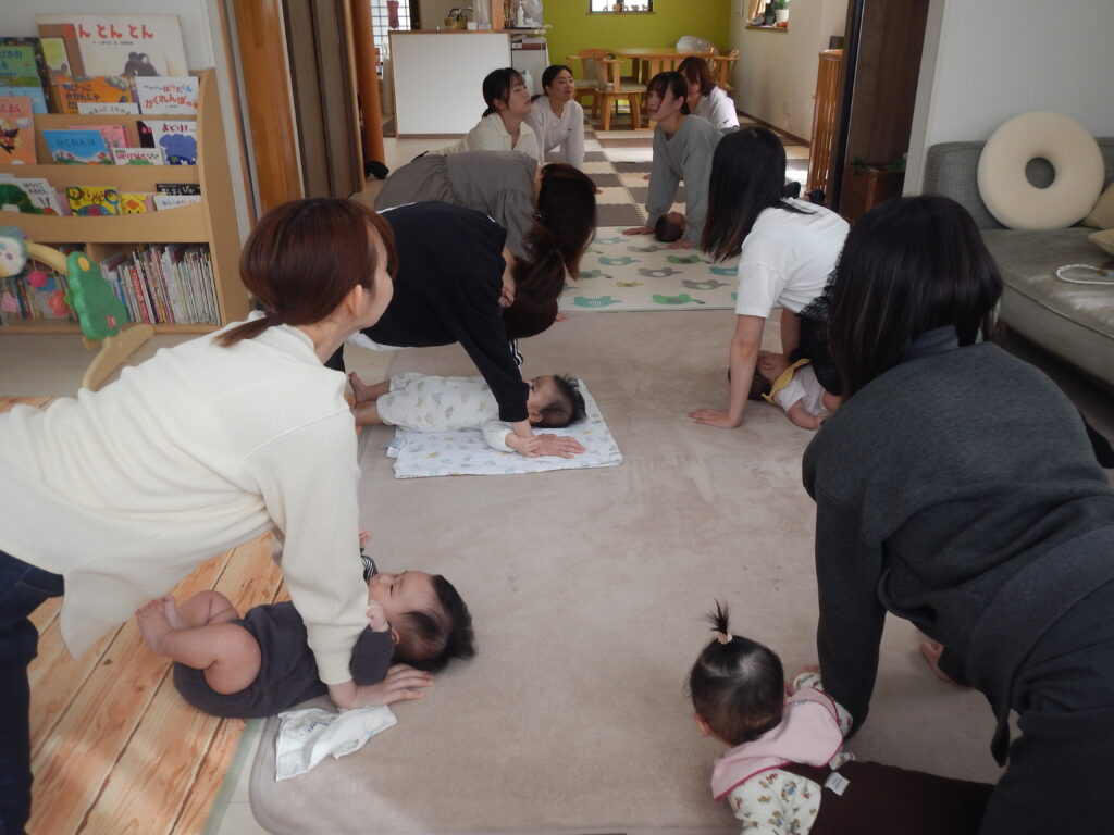 ベビーヨガで運動♪